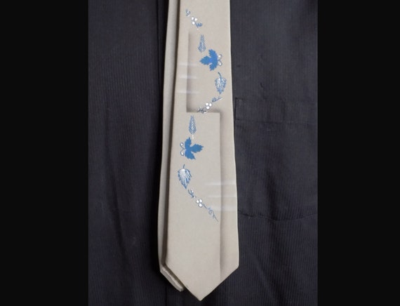 1950s air brushed and hand -painted necktie in gr… - image 1