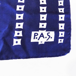Könnte beinhalten: Ein marineblaues Seidentuch mit einem sich wiederholenden weißen geometrischen Muster. Der Schal zeigt die weißen Buchstaben "P.A.S." in einer stilisierten Schriftart. Der Schal ist wahrscheinlich Vintage und hat ein klassisches Design.