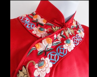 Cheongsam vintage de seda roja, ribete bordado, sin manchas, suave y cómodo, cremallera lateral de nailon, broches en la parte superior, forro de seda fucsia.