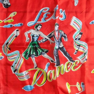Puede incluir: Una tela roja con una ilustración colorida de una pareja bailando. El texto "Let's Dance" está escrito en una fuente estilizada. El fondo está lleno de notas musicales y otros elementos decorativos.
