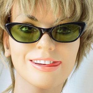 1950s-60s Cat-eye Italian sunglasses / one arm is not original, and needs screw / prop / green lenses / mod / Rock n Roll / beatnik /