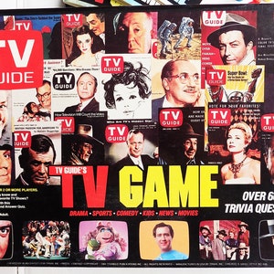 Puede incluir: Un juego de mesa vintage de TV Guide con un título amarillo y rojo "TV Game" y el texto "Más de 6000 preguntas de trivia de televisión". El tablero del juego presenta un collage de imágenes de la revista TV Guide, incluyendo celebridades, escenas de programas de televisión y el logotipo de TV Guide.