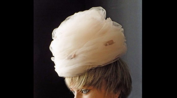 1960s Mod Bee Hive hat / netting with velvet acce… - image 3