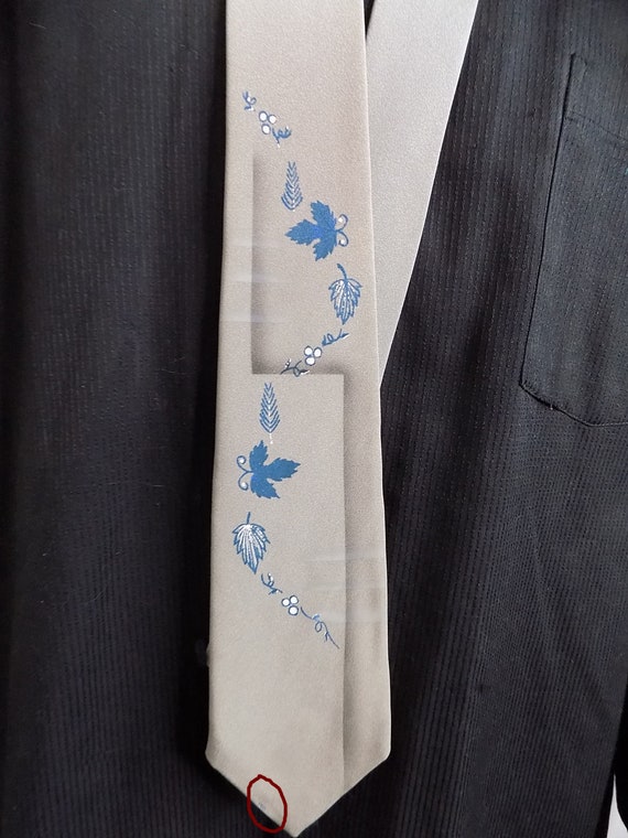 1950s air brushed and hand -painted necktie in gr… - image 4