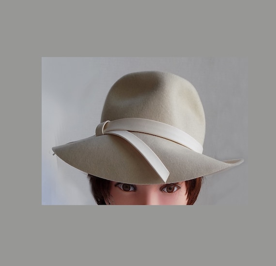 1960s Fay Dunaway Floppy hat / Womans fedora, Saf… - image 1