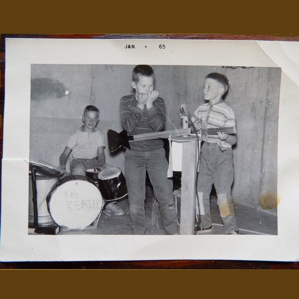 RARE 1965 Vernacular photo of boys pretending to be the BEATLES! Drum has "BEATLE" on it, Home made cardboard guitars, etc ./ Buzzcuts