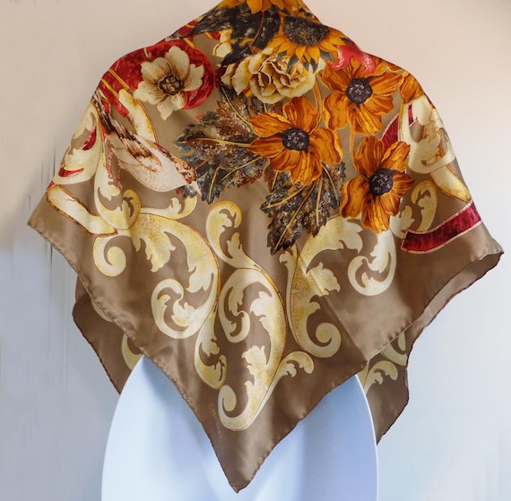 希少90s CHANEL Flower&bird柄スカーフ　美品　イタリア製 Large 37