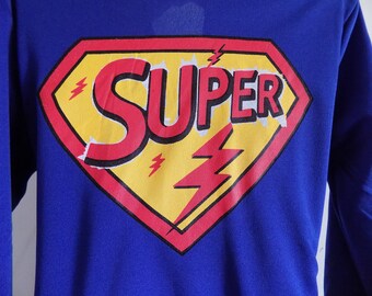 Disfraces familiares de superhéroes vintage en tres tamaños, uno para niña de 5 a 7 años, uno para niña de 11 a 14 años y dos grandes (niños).