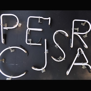 Letras raras de neon vintage de Las Vegas / 11 "x 9" cada / não funcionando... apenas para decoração / soletra "PAZ" / Iniciais / Aniversário / Casamento