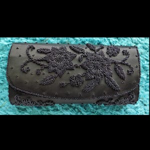 Cartera de mano de satén negro de Hong Kong con abundantes cuentas, década de 1960 y 1970, 8,5" x 4" x 2", compartimento con cierre de latón, sin cuentas faltantes, casi impecable, recatada