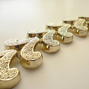 1950&#39;s Gold Tone Bracelet, costume jewelry, Mid century bling, gold toned, secure clasp