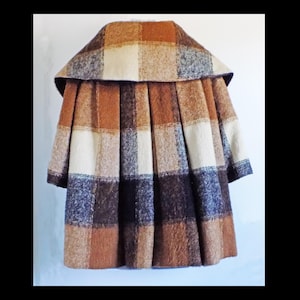 1950s RARE Atomic swing mohair car coat in a extra large brown plaid, 3/4 sleeves, pleated back, HUGE collar and buttons