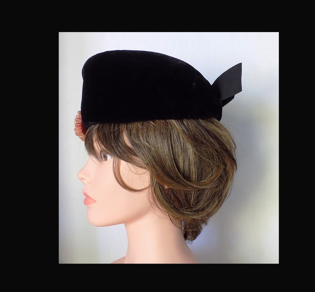 1960s Mod Black Velvet Hat With Plastic Flower Pin, Large  display picture 2