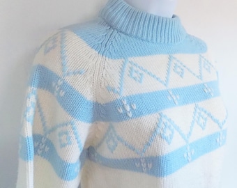 1960er-70er Jahre Babyblau-Weiß Damen-Pullover, Pullover, Reißverschluss am Nacken, ZADO-Label, kalifornisches Design, hergestellt in Taiwan, Acryl