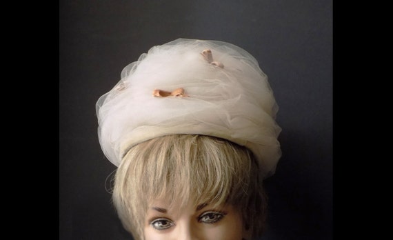 1960s Mod Bee Hive hat / netting with velvet acce… - image 1