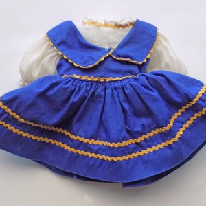 Tres conjuntos de algodón para muñecas: Vestido largo estampado verde con gorro a juego; peto de algodón azul y camisa estampada azul; vestido de fiesta elegante