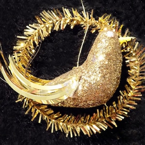 Five 1950s Christmas ornaments, gold birds suspended in hoops / made in Japan, foil / glitter / lightweight / unbreakable / kinetic