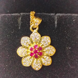 以下が含まれることがあります： 黒い持ち手が付いた白いセラミックマグカップ。黒い太字で「But First, Coffee」の文字が書かれています。マグカップはぼやけた背景に置かれ、居心地の良い環境を示唆しています。