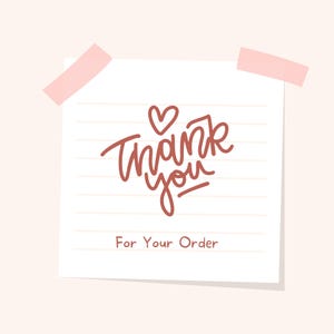 Puede incluir: Una nota de papel blanco rayado con las palabras "Thank you" en un estilo manuscrito, coronada con un s&iacute;mbolo de coraz&oacute;n. La frase "For Your Order" est&aacute; escrita debajo. La nota se sujeta con dos trozos de cinta adhesiva rosa, sobre un fondo rosa claro.
