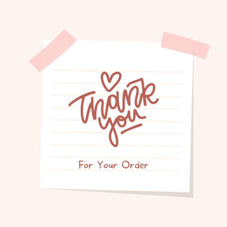 Puede incluir: Una nota de papel blanco rayado con las palabras "Thank you" en un estilo manuscrito, coronada con un s&iacute;mbolo de coraz&oacute;n. La frase "For Your Order" est&aacute; escrita debajo. La nota se sujeta con dos trozos de cinta adhesiva rosa, sobre un fondo rosa claro.
