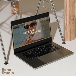 Puede incluir: Un port&aacute;til plateado que muestra un documento digital titulado CREATOR MEDIA KIT en su pantalla. La pantalla muestra una fotograf&iacute;a de una persona con gafas de sol y un pa&ntilde;uelo en la cabeza cerca del agua sobre una superficie clara.