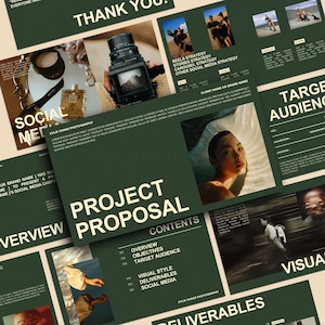 Op de afbeelding: Een projectvoorstel lay-out met een donkergroene achtergrond en witte tekst. De titel "Project Proposal" staat prominent weergegeven. De lay-out bevat secties voor overzicht, doelstellingen, doelgroep, visuele stijl, deliverables en social media strategie. Er zijn ook afbeeldingen van een camera en een vrouw.