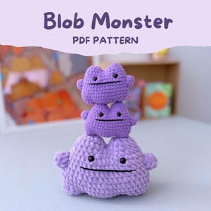 Könnte beinhalten: Drei gestapelte, plüschige, lila Blob Monster Spielzeuge mit schwarz genähten Augen und Lächeln. Der obere Teil des Bildes trägt den Text "Blob Monster PDF Pattern" in lila Schrift.