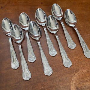 Kings spoons - Set Of 8 Vintage Stainless Steel Teaspoons With Ornate Shell Pattern Design