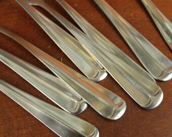 thumbnail interactive-video image 1 of Oneida American Colonial Stainless Steel Flatware - Heirloom Satin Finish (Your Choice Of Pieces) 1 of 2