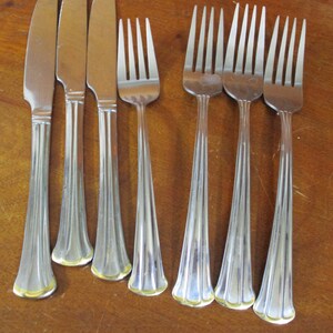 Oneida Bancroft Stainless Steel Flatware Set - Traditional Ridged Flared Tip Silverware