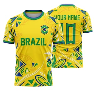 Op de afbeelding: Een witte keramische mok met een zwarte handgreep en de tekst "But First, Coffee" in een vetgedrukte, zwarte letter. De mok staat tegen een neutrale achtergrond, wat het eenvoudige ontwerp benadrukt.