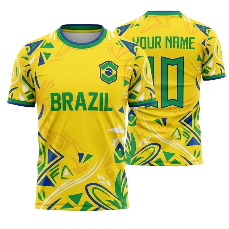 Op de afbeelding: Een witte keramische mok met een zwarte handgreep en de tekst "But First, Coffee" in een vetgedrukte, zwarte letter. De mok staat tegen een neutrale achtergrond, wat het eenvoudige ontwerp benadrukt.