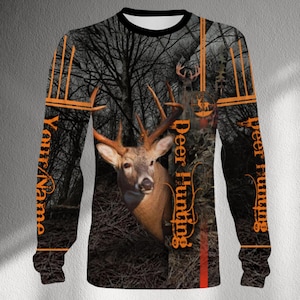 Camiseta de manga larga personalizada para caza de ciervos con estampado de venado cola blanca, camuflaje de bosque oscuro, mangas con nombre personalizado, camiseta unisex con estampado integral.