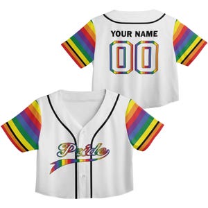 Peut inclure: Maillot de baseball blanc avec des manches et des accents rayés arc-en-ciel. Le maillot porte le mot "Pride" en script arc-en-ciel sur la poitrine et le texte "YOUR NAME" au-dessus du numéro "00" au dos.