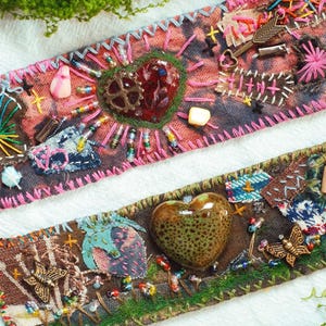 Handbroderat hjärtarmband: Växtfärgat linnepärlaccessoar