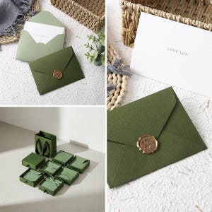 Puede incluir: Sobres verde oliva con sellos de cera dorados y cajas de regalo a juego. Algunos sobres contienen tarjetas con las frases "Happy Birthday" y "Love You". Las cajas de regalo est&aacute;n dispuestas con una bolsa de regalo verde a juego.