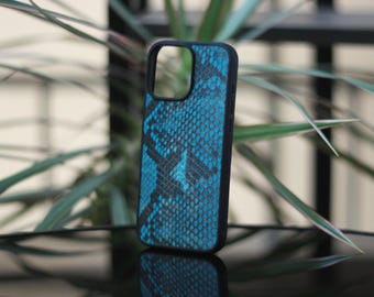 Capa de couro Python Azul para iPhone 12–16 | Capa de pele exótica feita à mão | Pele de cobra luxuosa | Fina e protetora | Presente para ele ou para ela