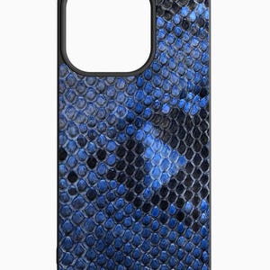 Könnte beinhalten: Smartphone-Hülle mit blauem und schwarzem Schlangenmuster und schwarzem Rahmen. Die Hülle hat eine Aussparung für die Kamera. Schützt das Smartphone.