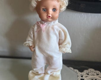 Muñeca vintage Playmates de 1986: cabello rubio y rizado, pijama con pies blancos, cuerpo duro y hueco.