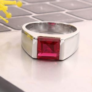 メンズ ルビーレッド スクエアジェム シグネットリング、ポリッシュ仕上げのシルバートーンバンド、大胆なステートメントジュエリー