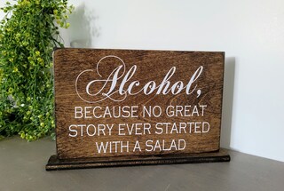Targa In Metallo Divertente Per Pub E Bar - Scritta In Inglese 'Alcohol Because No Great Story Ever' - 28x12 Cm, Regalo Umoristico