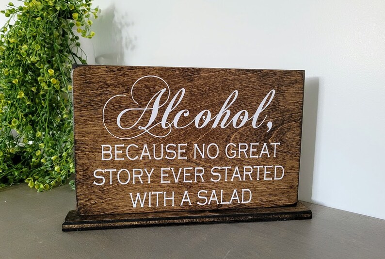 Targa In Metallo Divertente Per Pub E Bar - Scritta In Inglese 'Alcohol Because No Great Story Ever' - 28x12 Cm, Regalo Umoristico