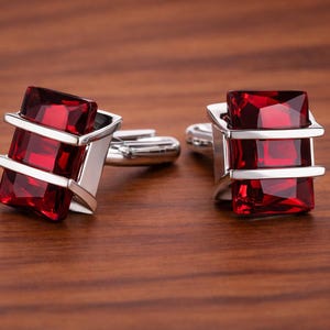 Può includere: Set di tre tazze in ceramica con finitura opaca e macchiettata. Le tazze sono nei toni del crema, grigio chiaro e grigio scuro. Ogni tazza ha un design semplice e minimalista.