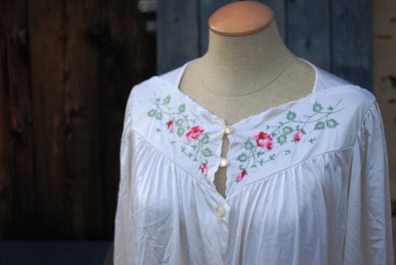 Vintage Satin Embroidered  Peignoir Robe Dressing… - image 1