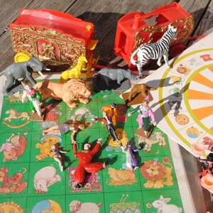 Vintage circuscollectie bingokaart bordspel en verjaardagstaartversieringen tin en plastic