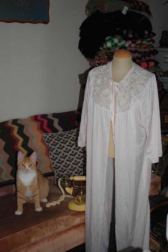 Pretty in Pink Vintage Peignoir Robe Dressing Gown - image 2