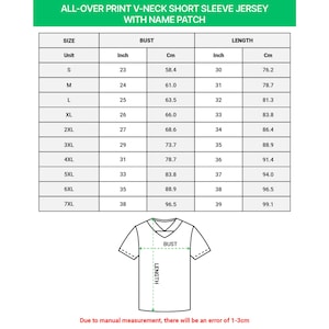 Op de afbeelding: Een witte tabel met maatinformatie voor een V-hals korte mouw jersey met een naam patch. De tabel toont borst- en lengtematen in inches en cm, van maat S tot 7XL. De tekst bovenaan luidt "ALL-OVER PRINT V-NECK SHORT SLEEVE JERSEY WITH NAME PATCH."