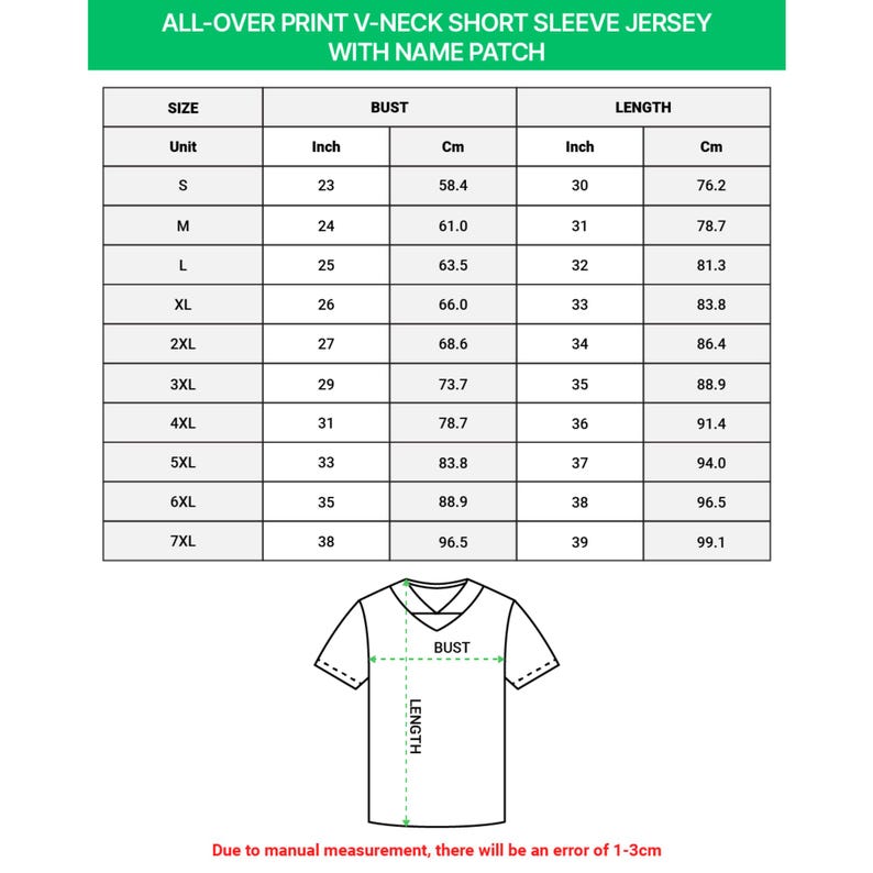 Op de afbeelding: Een witte tabel met maatinformatie voor een V-hals korte mouw jersey met een naam patch. De tabel toont borst- en lengtematen in inches en cm, van maat S tot 7XL. De tekst bovenaan luidt "ALL-OVER PRINT V-NECK SHORT SLEEVE JERSEY WITH NAME PATCH."