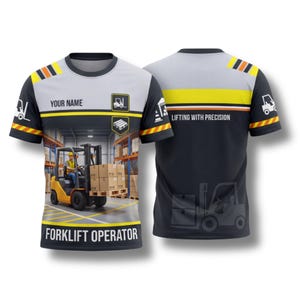 Puede incluir: Camiseta gris y negra con un operador de montacargas en un almacén. La parte delantera de la camiseta muestra un montacargas amarillo que transporta cajas, con el texto "FORKLIFT OPERATOR". La parte trasera de la camiseta tiene el texto "LIFTING WITH PRECISION".