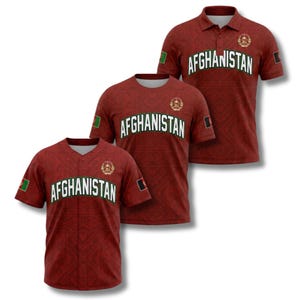 Puede incluir: Tres camisetas de color granate con la palabra "AFGHANISTAN" en letras blancas. Las camisetas incluyen una camiseta de béisbol, una camiseta de cuello redondo y una camiseta polo. Cada camiseta tiene una pequeña bandera en la manga y un escudo.